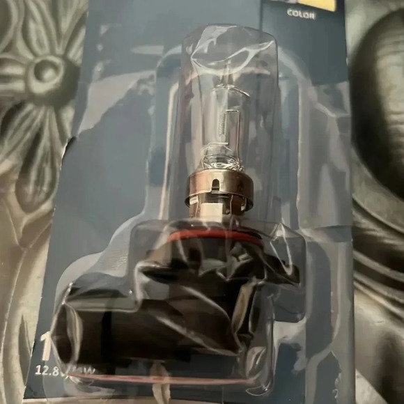 Sylvania 9005 basic halogen lamp bulb - Picture 4 of 6